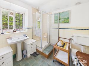 Ensuite- click for photo gallery